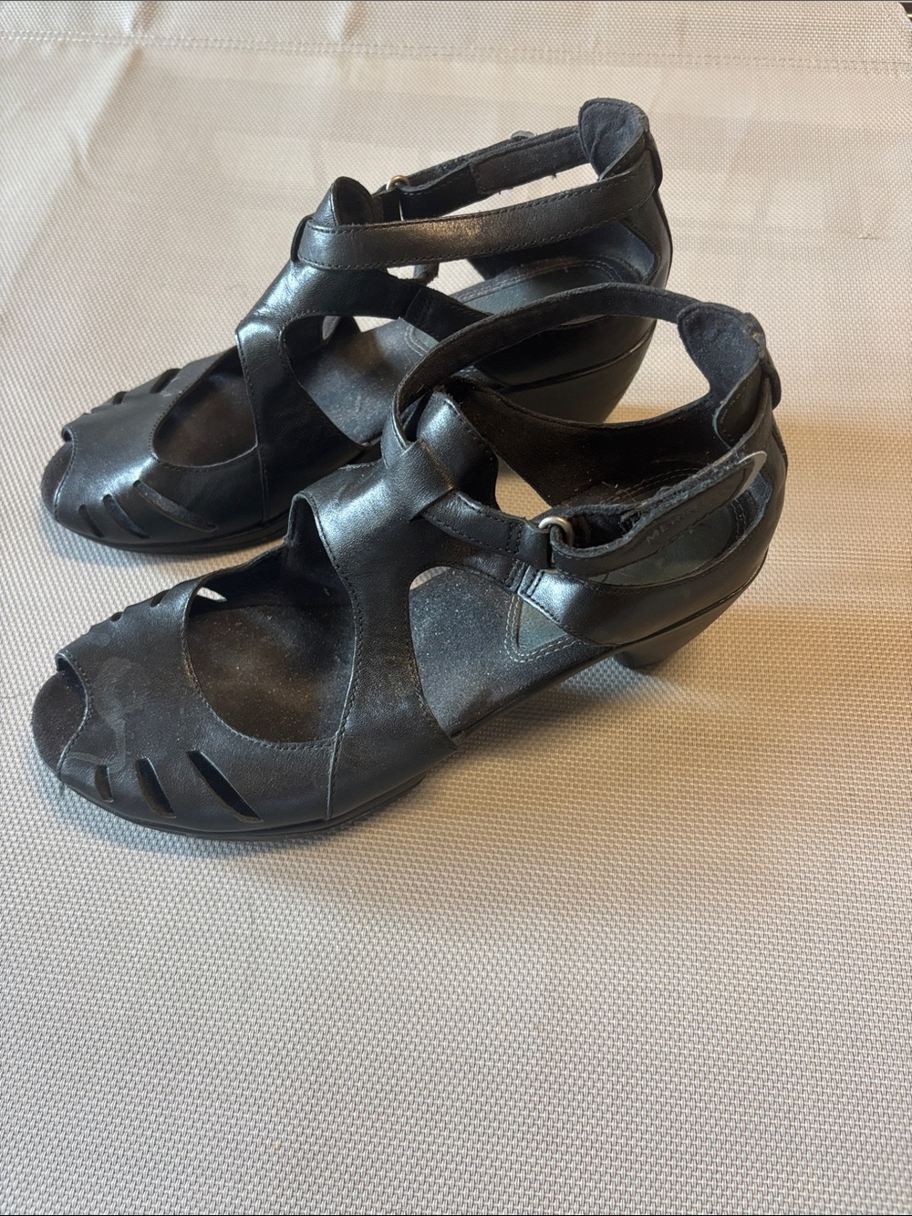 Merrell Wms sz 10 Black leather Strappy Sandals 2.5 in heel EUC